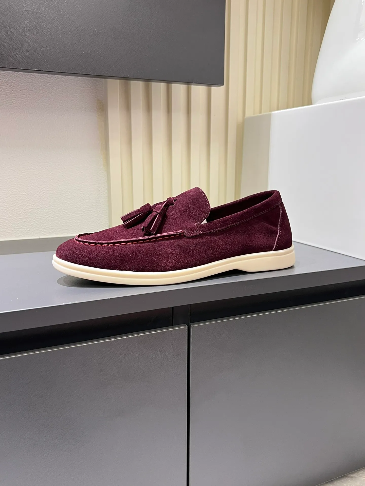 Men's shoes 💰p360 "Loro men's shoes 💰pian'*" Classic L men's shoes for couples 💰p Top version British flat loafers, a must-have item in old money style, the minimalist design is eye-catching and durable, a plus point for dressing The soft foot feel and texture are outstanding. They don’t scratch your feet and are very nice. They are matched with soft and waxy soles. They can be worn daily for a long time without getting tired. They are easy to wear, versatile and classic items, with perfect foot feel and texture! Imported cashmere fabric, the lining is made of imported A-grade water-dyed cow lining, the top version of the genuine leather midsole is sewn with pure handmade mark thread! Size: Female 35-40 (34. Customized) Male 38-44 (45.46. Customized)